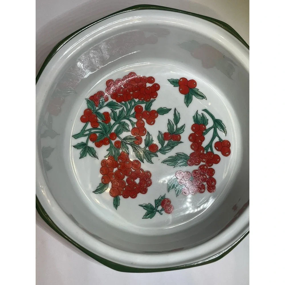 Vintage Berry Patch by New Trends Small Casserole with Lid and casserole Bowl